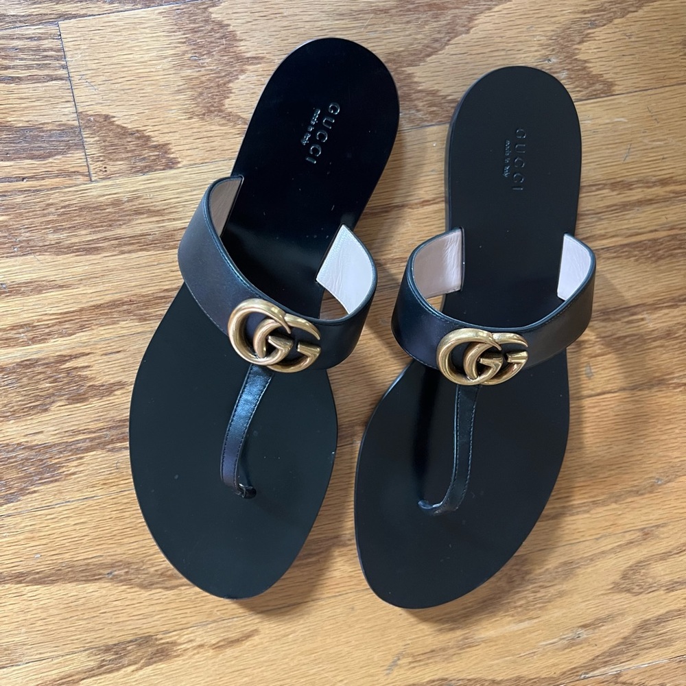 Gucci Leather thong sandal with Double G in size 41